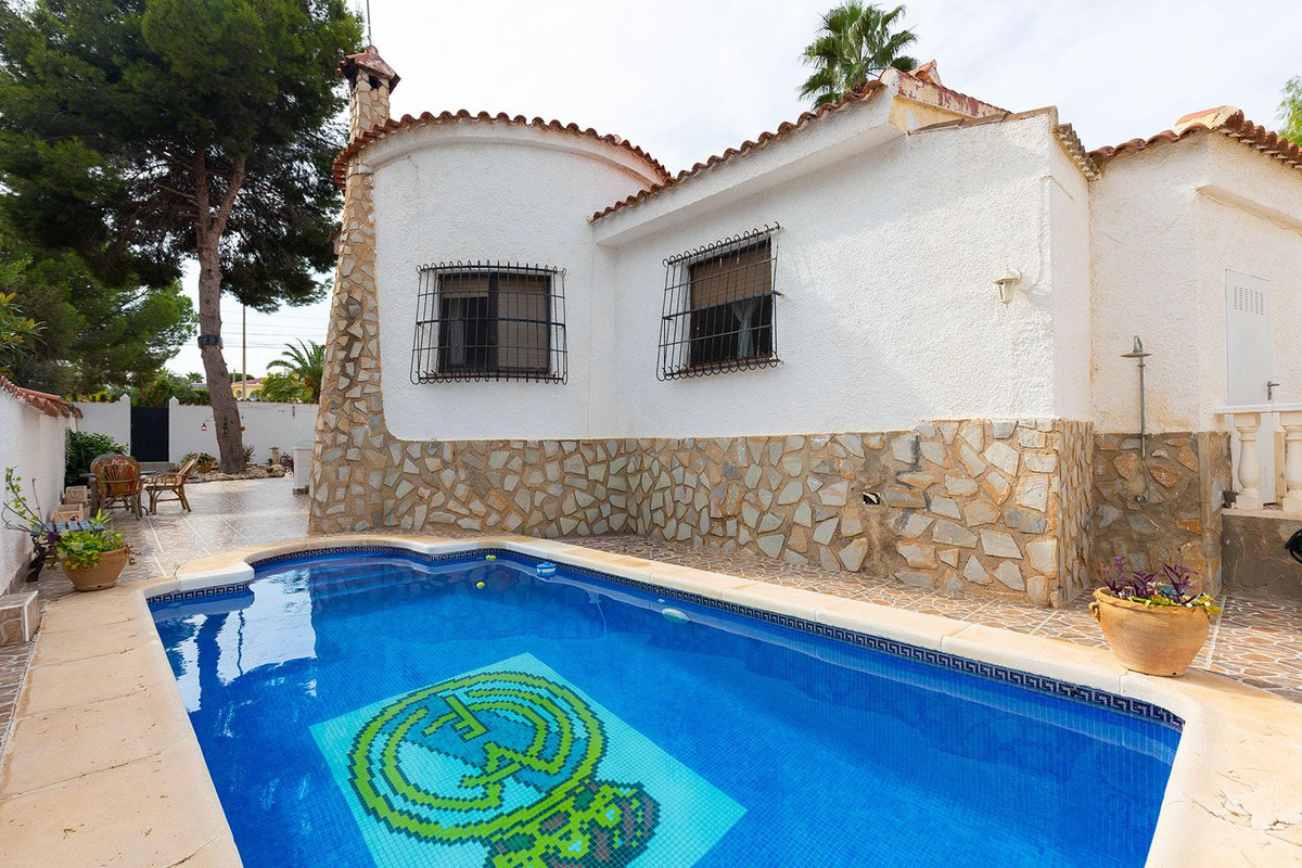 For sale - 5 Bedroom 2 Bathroom House - Detached Villa in Rojales - Ciudad Quesada  - Alicante