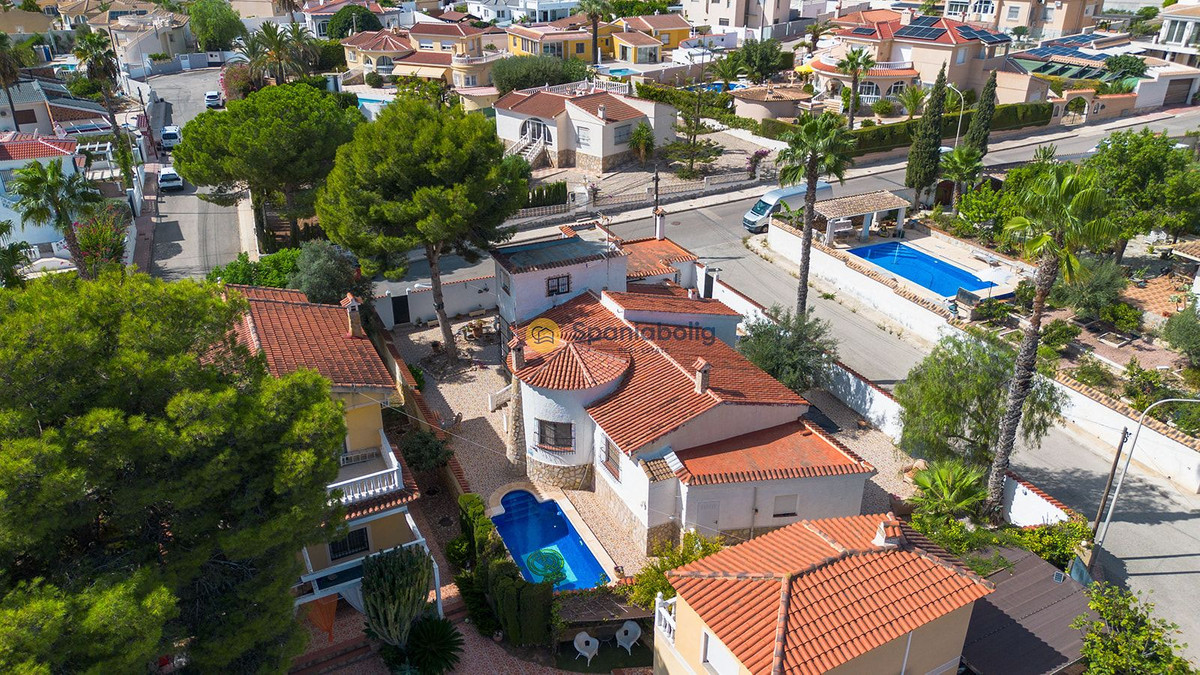 For sale - 5 Bedroom 2 Bathroom House - Detached Villa in Rojales - Ciudad Quesada  - Alicante