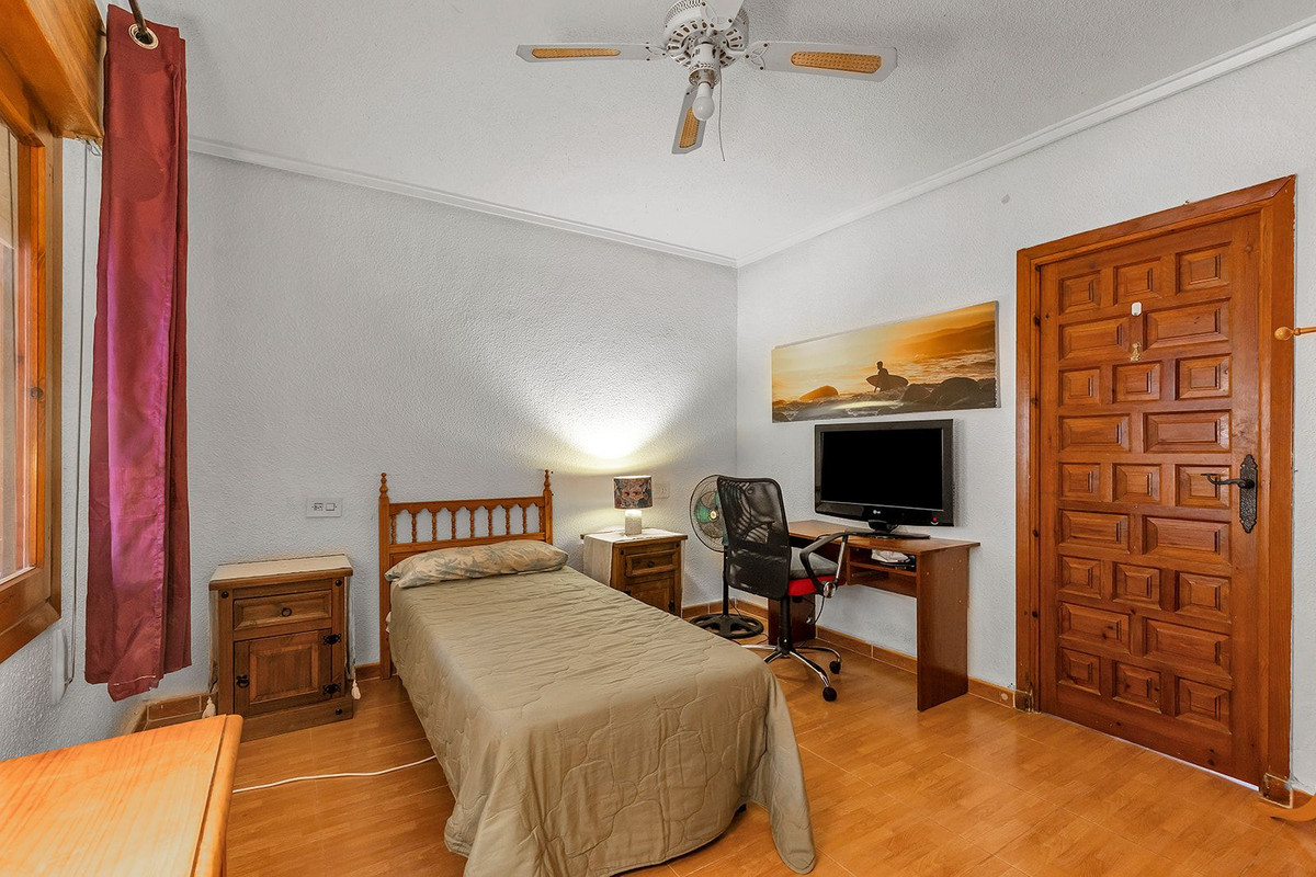 For sale - 5 Bedroom 2 Bathroom House - Detached Villa in Rojales - Ciudad Quesada  - Alicante