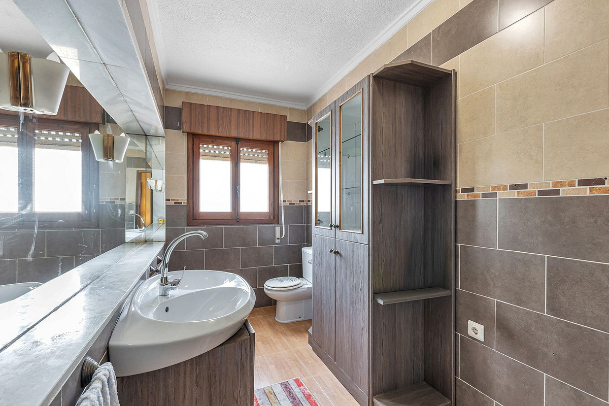For sale - 5 Bedroom 2 Bathroom House - Detached Villa in Rojales - Ciudad Quesada  - Alicante