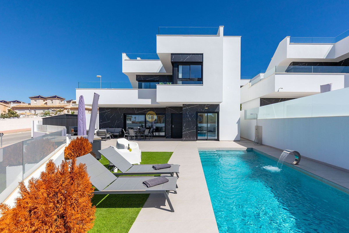 For sale - 3 Bedroom 3 Bathroom House - Detached Villa in Rojales - Benimar  - Alicante