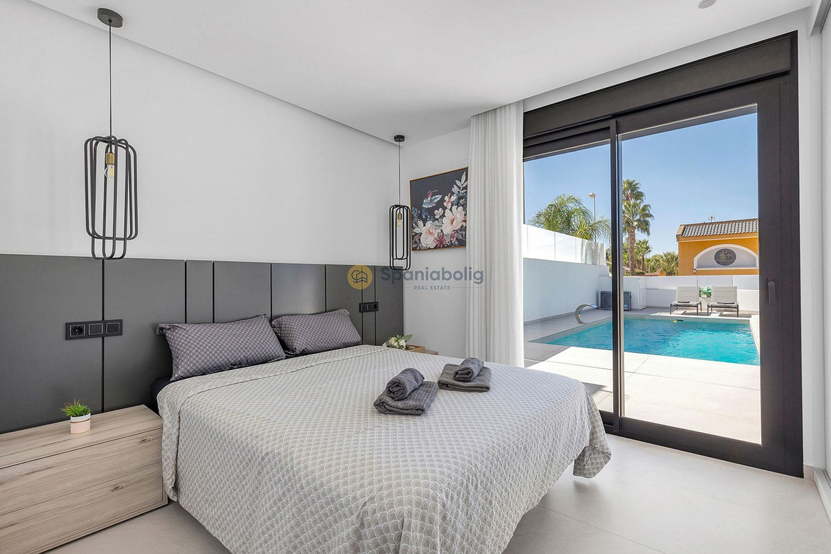 For sale - 3 Bedroom 3 Bathroom House - Detached Villa in Rojales - Benimar  - Alicante