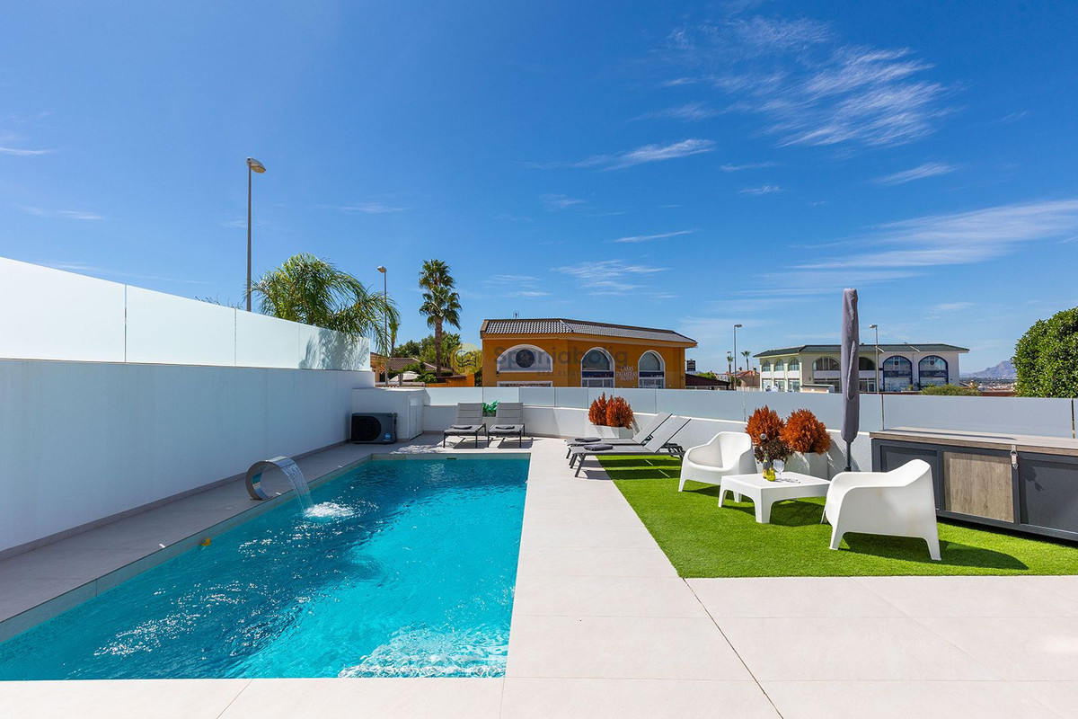 For sale - 3 Bedroom 3 Bathroom House - Detached Villa in Rojales - Benimar  - Alicante