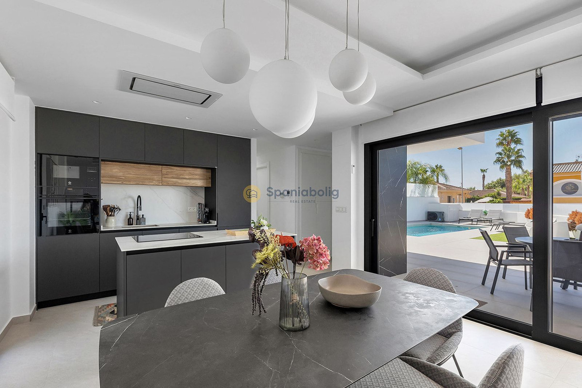 For sale - 3 Bedroom 3 Bathroom House - Detached Villa in Rojales - Benimar  - Alicante
