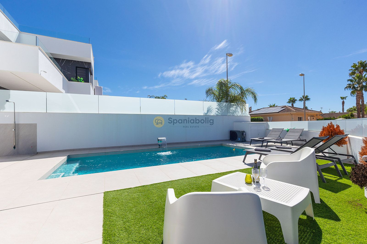 For sale - 3 Bedroom 3 Bathroom House - Detached Villa in Rojales - Benimar  - Alicante