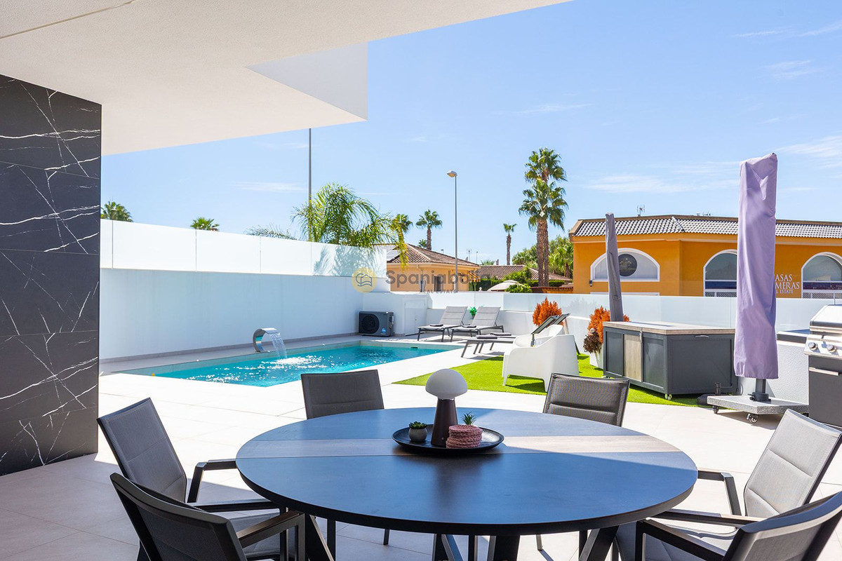 For sale - 3 Bedroom 3 Bathroom House - Detached Villa in Rojales - Benimar  - Alicante