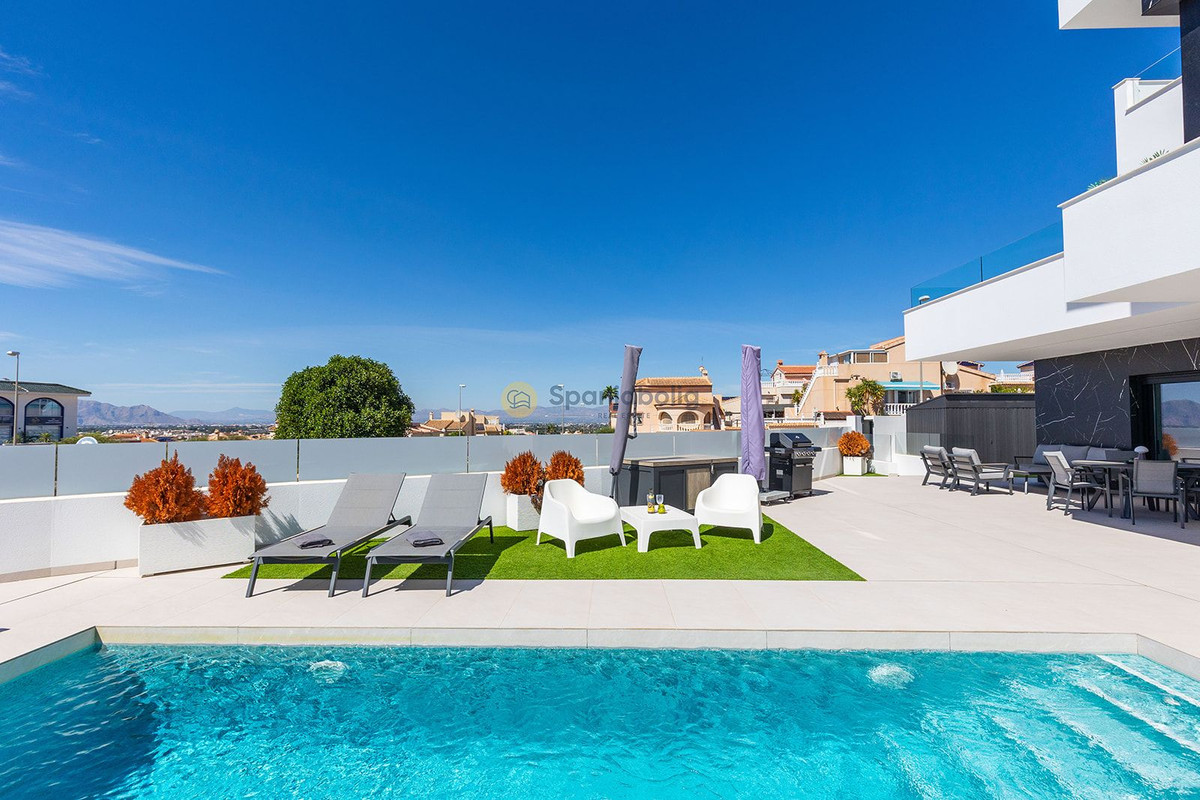 For sale - 3 Bedroom 3 Bathroom House - Detached Villa in Rojales - Benimar  - Alicante