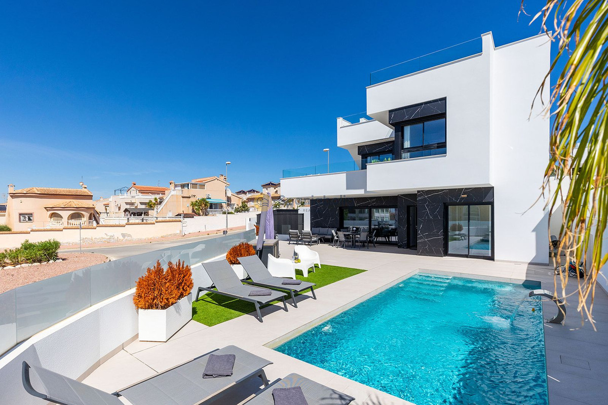 For sale - 3 Bedroom 3 Bathroom House - Detached Villa in Rojales - Benimar  - Alicante