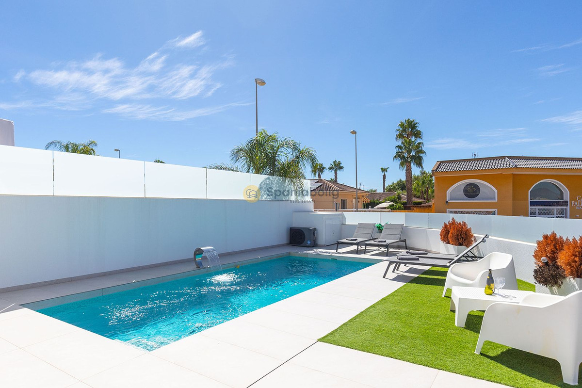 For sale - 3 Bedroom 3 Bathroom House - Detached Villa in Rojales - Benimar  - Alicante