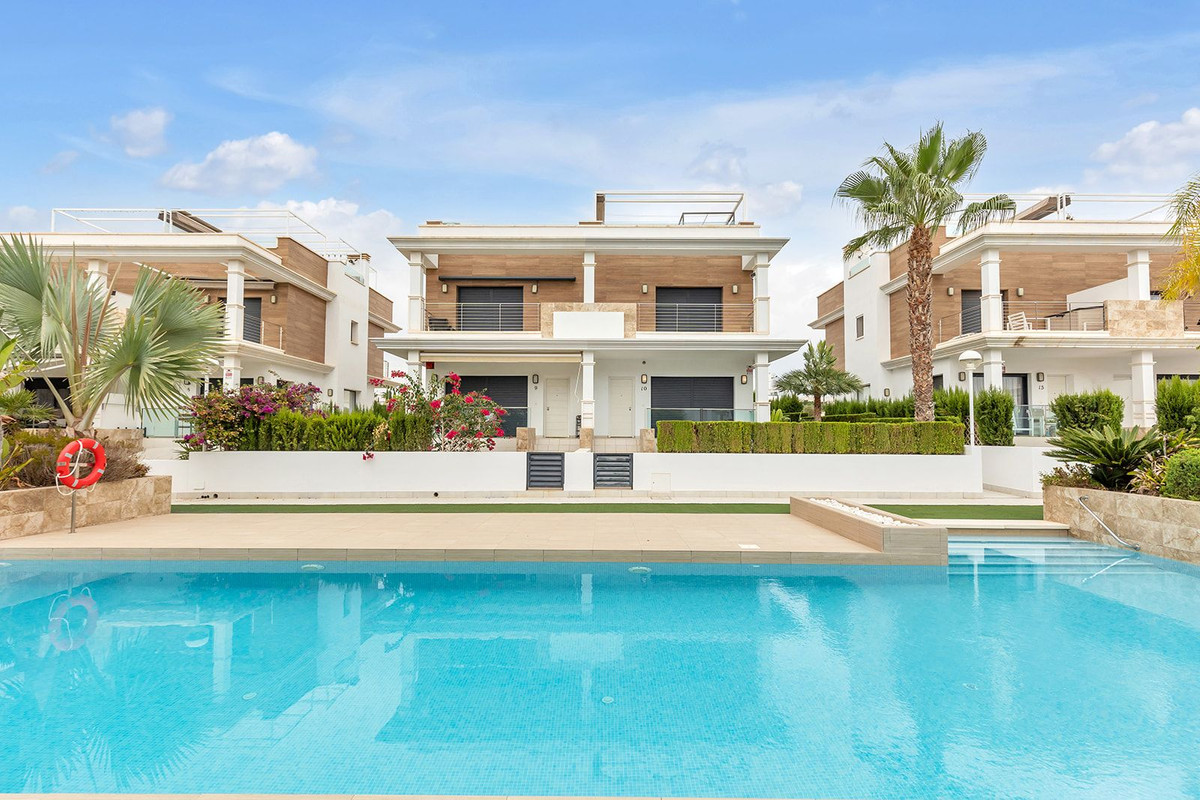 For sale - 4 Bedroom 2 Bathroom House - Semi-Detached House in Rojales - Ciudad Quesada  - Alicante