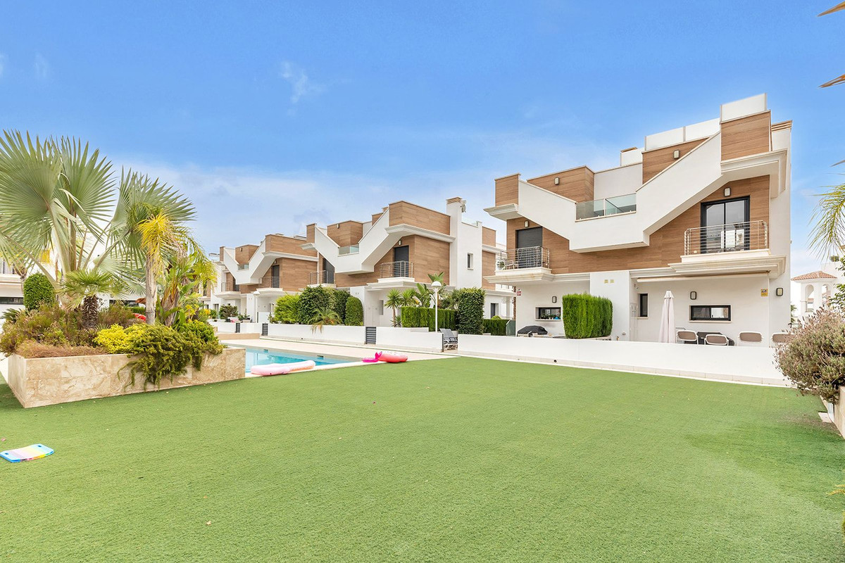 For sale - 4 Bedroom 2 Bathroom House - Semi-Detached House in Rojales - Ciudad Quesada  - Alicante