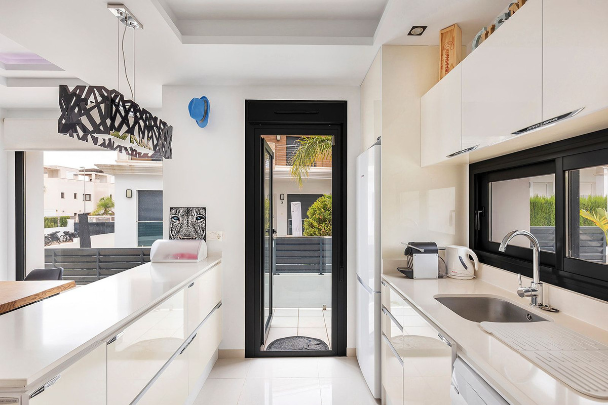 For sale - 4 Bedroom 2 Bathroom House - Semi-Detached House in Rojales - Ciudad Quesada  - Alicante