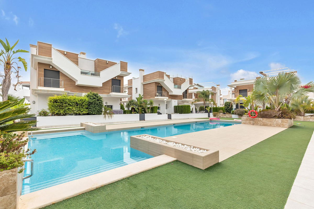 For sale - 4 Bedroom 2 Bathroom House - Semi-Detached House in Rojales - Ciudad Quesada  - Alicante
