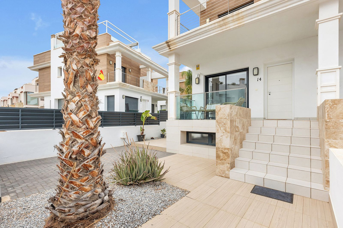 For sale - 4 Bedroom 2 Bathroom House - Semi-Detached House in Rojales - Ciudad Quesada  - Alicante