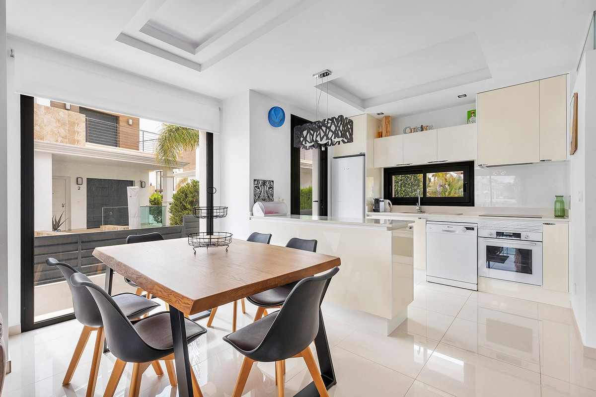 For sale - 4 Bedroom 2 Bathroom House - Semi-Detached House in Rojales - Ciudad Quesada  - Alicante