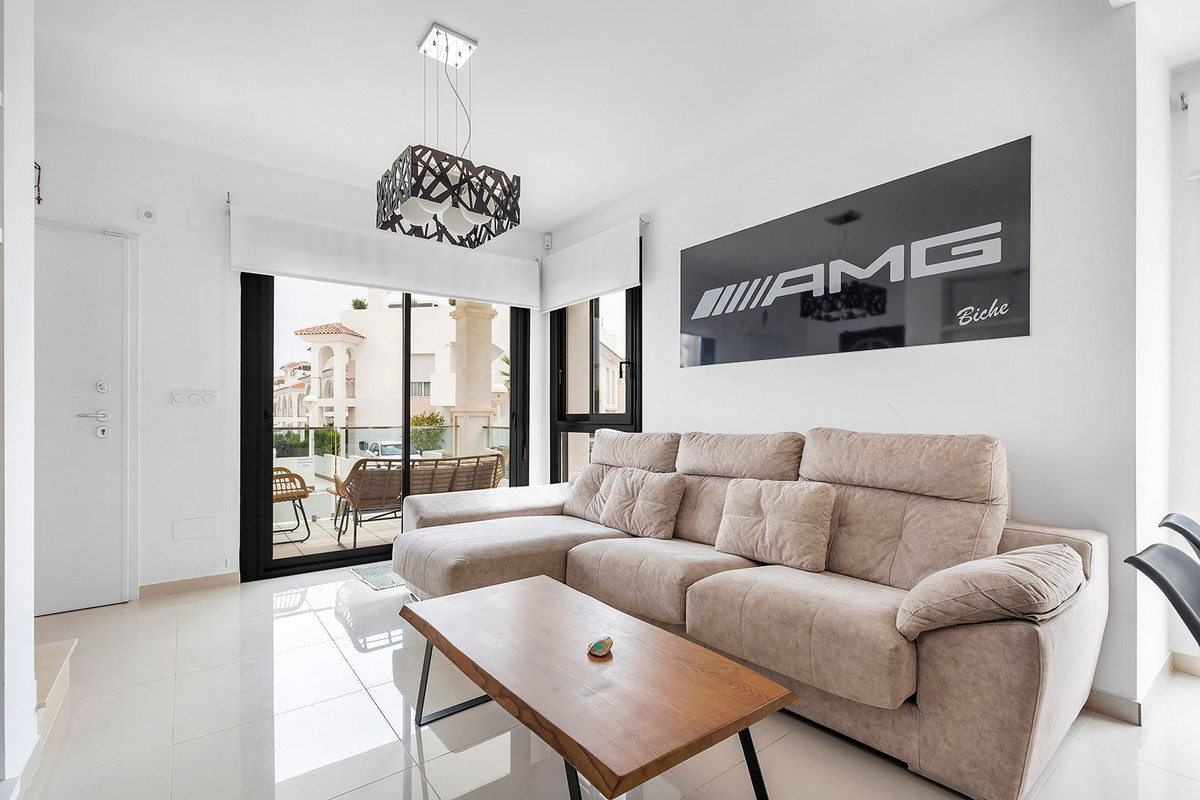 For sale - 4 Bedroom 2 Bathroom House - Semi-Detached House in Rojales - Ciudad Quesada  - Alicante