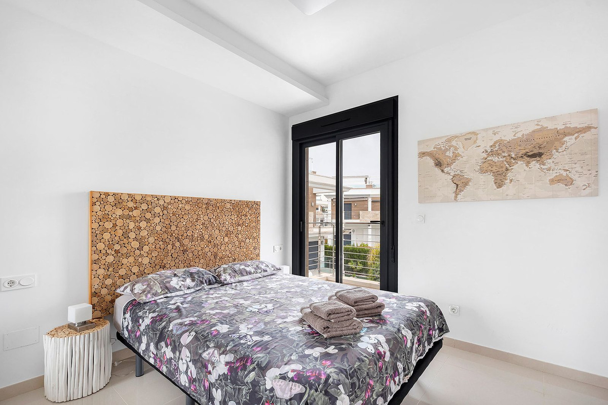 For sale - 4 Bedroom 2 Bathroom House - Semi-Detached House in Rojales - Ciudad Quesada  - Alicante