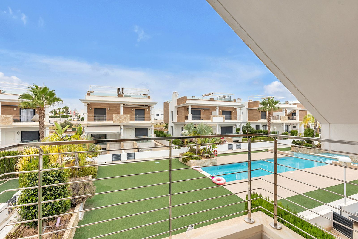 For sale - 4 Bedroom 2 Bathroom House - Semi-Detached House in Rojales - Ciudad Quesada  - Alicante