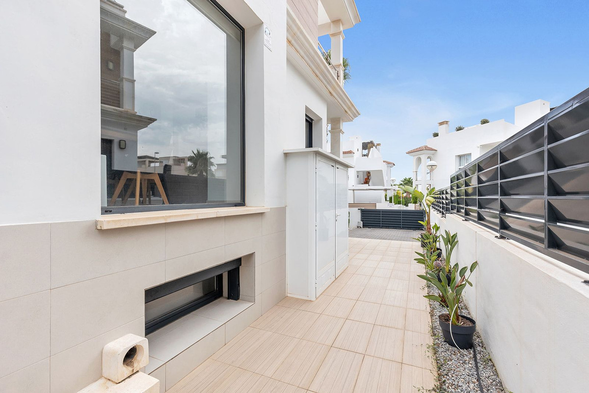 For sale - 4 Bedroom 2 Bathroom House - Semi-Detached House in Rojales - Ciudad Quesada  - Alicante