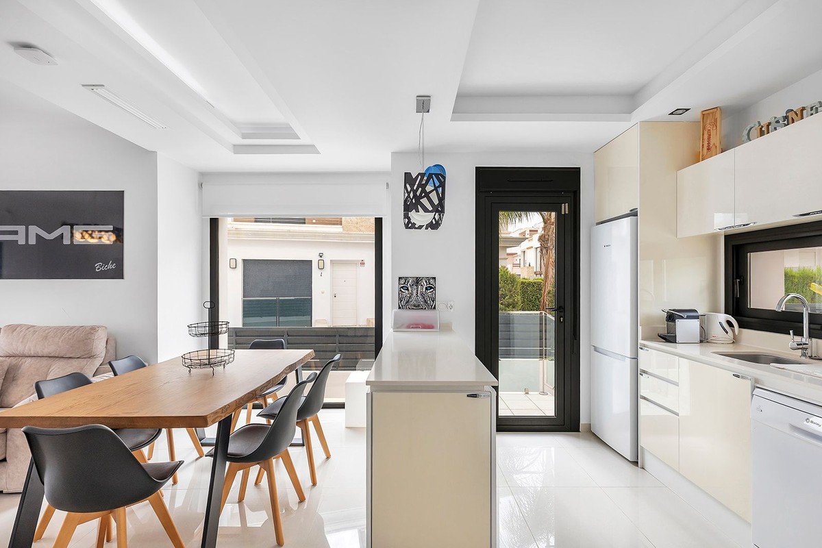 For sale - 4 Bedroom 2 Bathroom House - Semi-Detached House in Rojales - Ciudad Quesada  - Alicante
