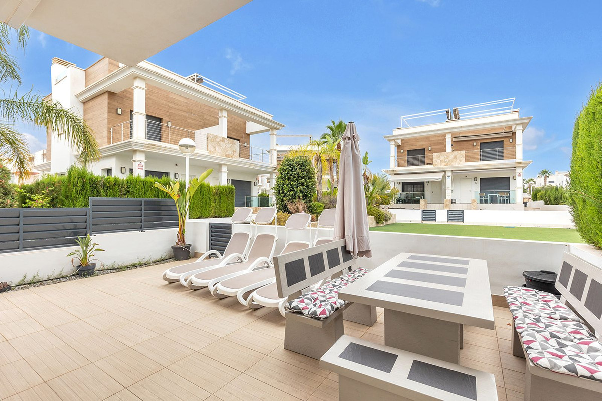 For sale - 4 Bedroom 2 Bathroom House - Semi-Detached House in Rojales - Ciudad Quesada  - Alicante