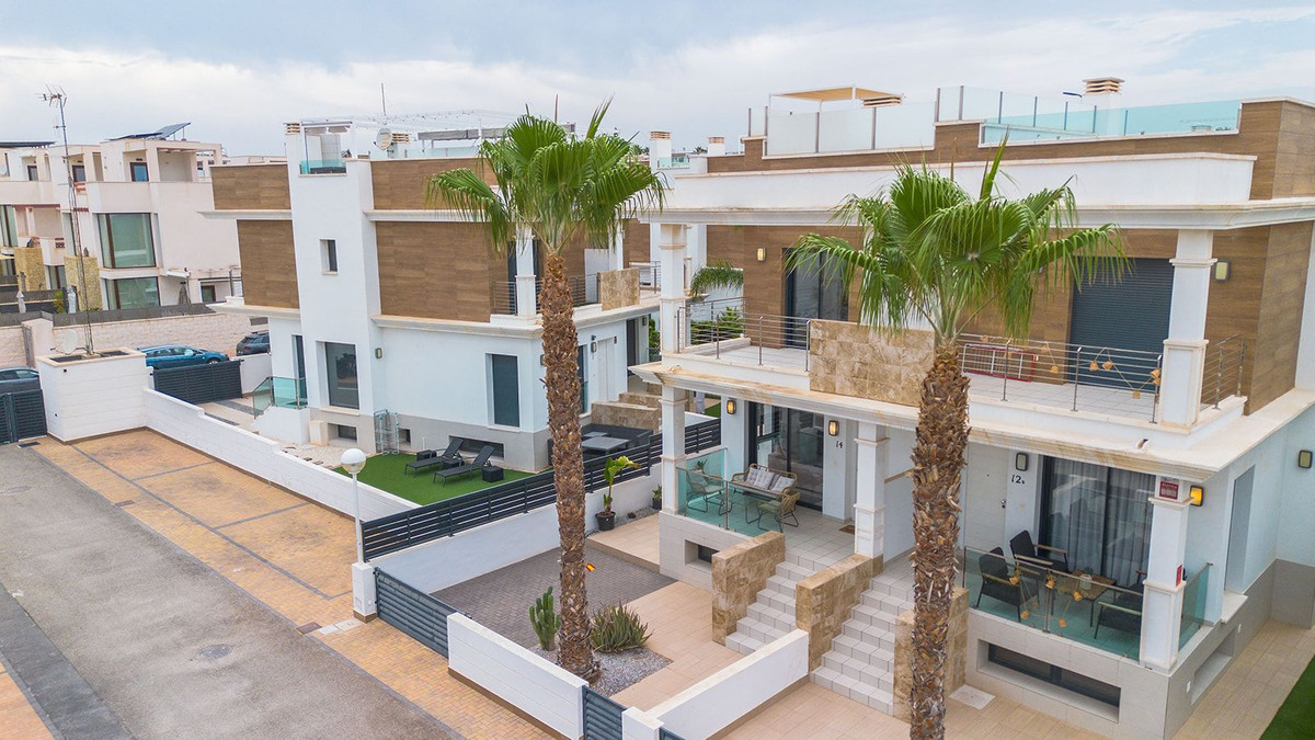 For sale - 4 Bedroom 2 Bathroom House - Semi-Detached House in Rojales - Ciudad Quesada  - Alicante