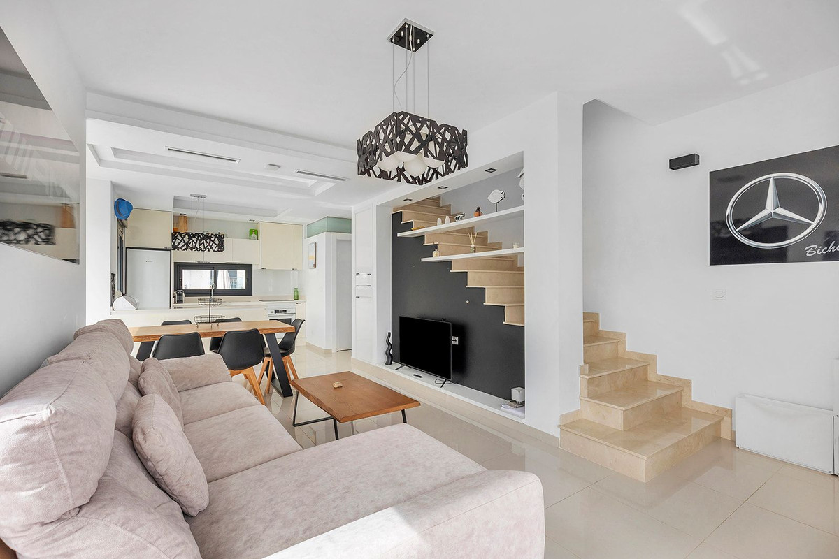 For sale - 4 Bedroom 2 Bathroom House - Semi-Detached House in Rojales - Ciudad Quesada  - Alicante