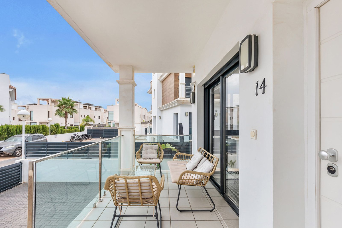 For sale - 4 Bedroom 2 Bathroom House - Semi-Detached House in Rojales - Ciudad Quesada  - Alicante