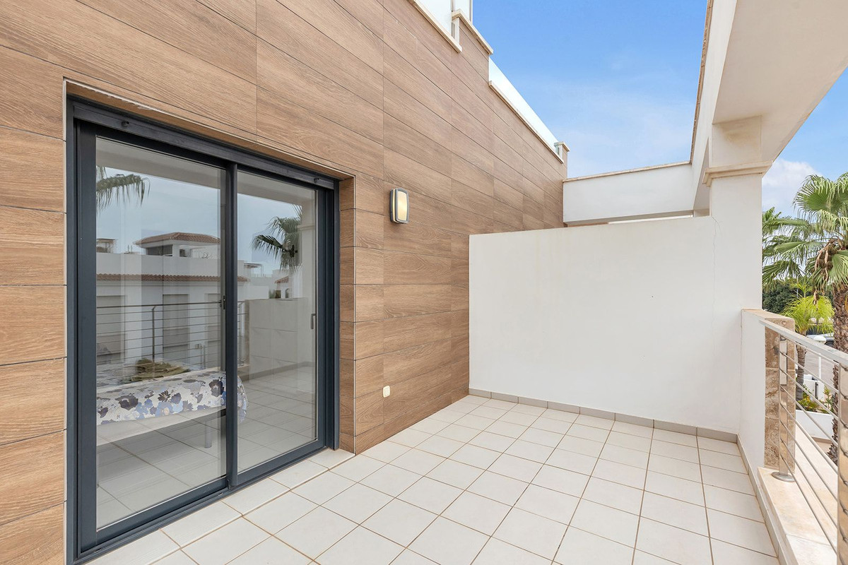 For sale - 4 Bedroom 2 Bathroom House - Semi-Detached House in Rojales - Ciudad Quesada  - Alicante