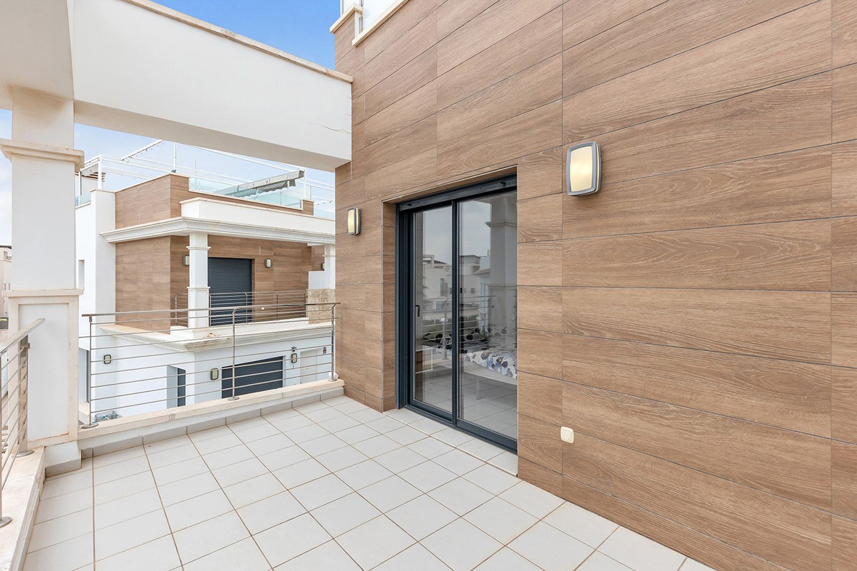 For sale - 4 Bedroom 2 Bathroom House - Semi-Detached House in Rojales - Ciudad Quesada  - Alicante
