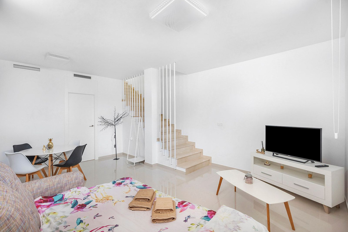 For sale - 4 Bedroom 2 Bathroom House - Semi-Detached House in Rojales - Ciudad Quesada  - Alicante