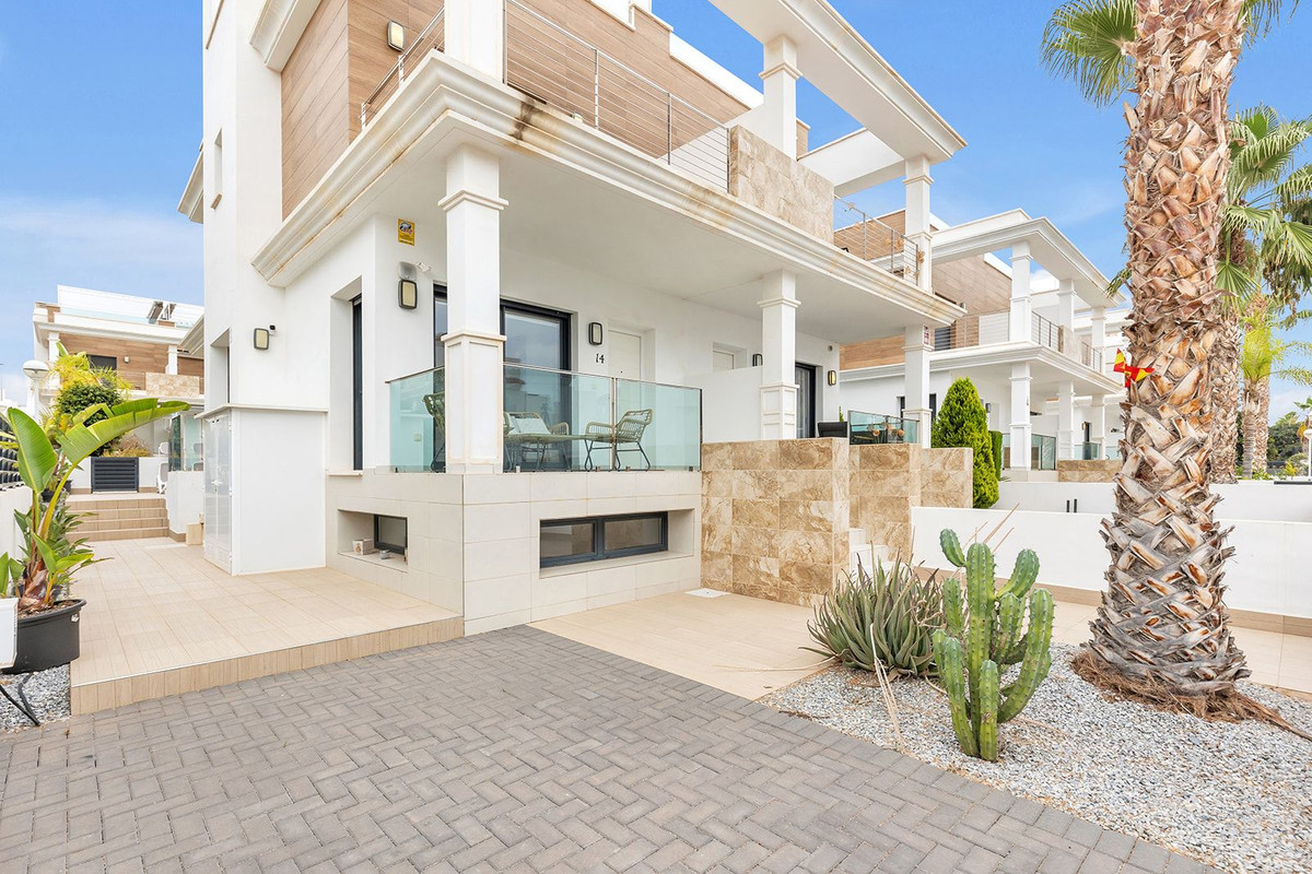 For sale - 4 Bedroom 2 Bathroom House - Semi-Detached House in Rojales - Ciudad Quesada  - Alicante
