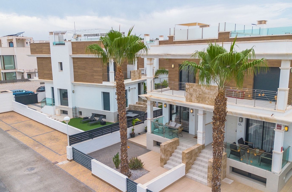 4 Bedroom 2 Bathroom House - Semi-Detached House in Rojales