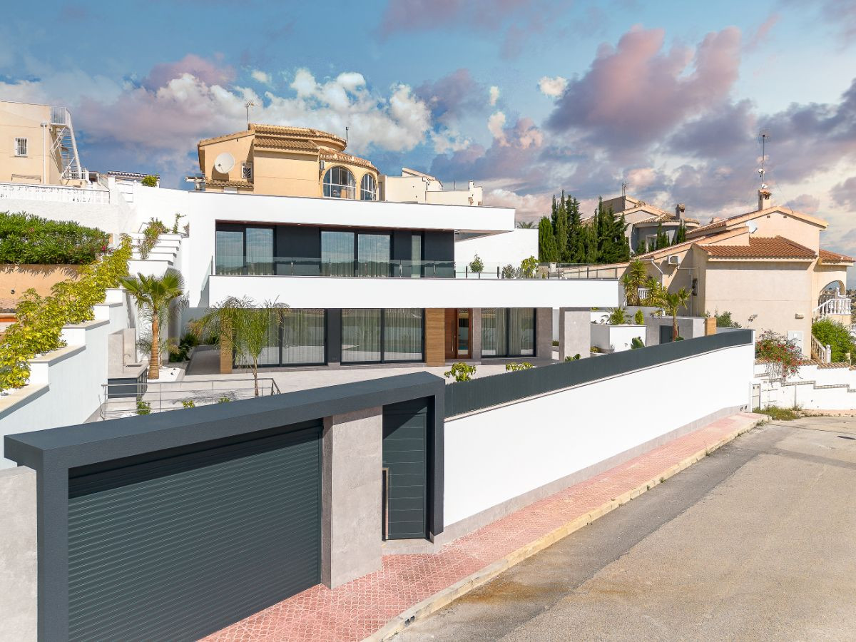 For sale - 4 Bedroom 4 Bathroom House - Detached Villa in Rojales - Rojales Centro  - Alicante