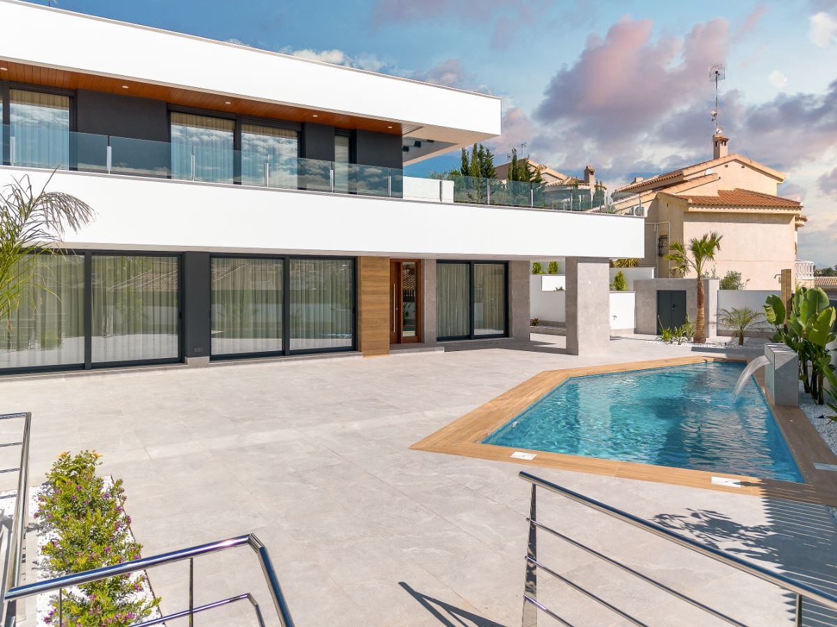 For sale - 4 Bedroom 4 Bathroom House - Detached Villa in Rojales - Rojales Centro  - Alicante