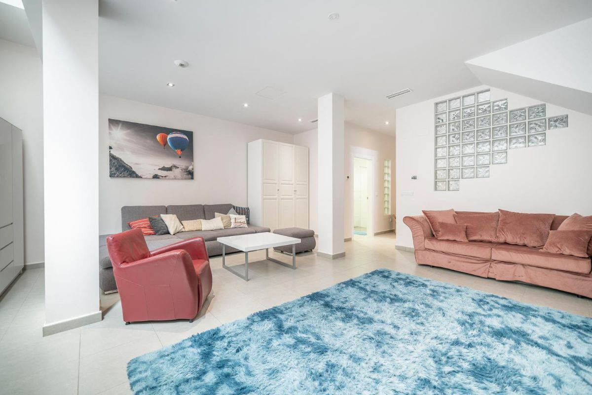 For sale - 5 Bedroom 3 Bathroom House - Detached Villa in Torrevieja - Torrevieja Centro  - Alicante