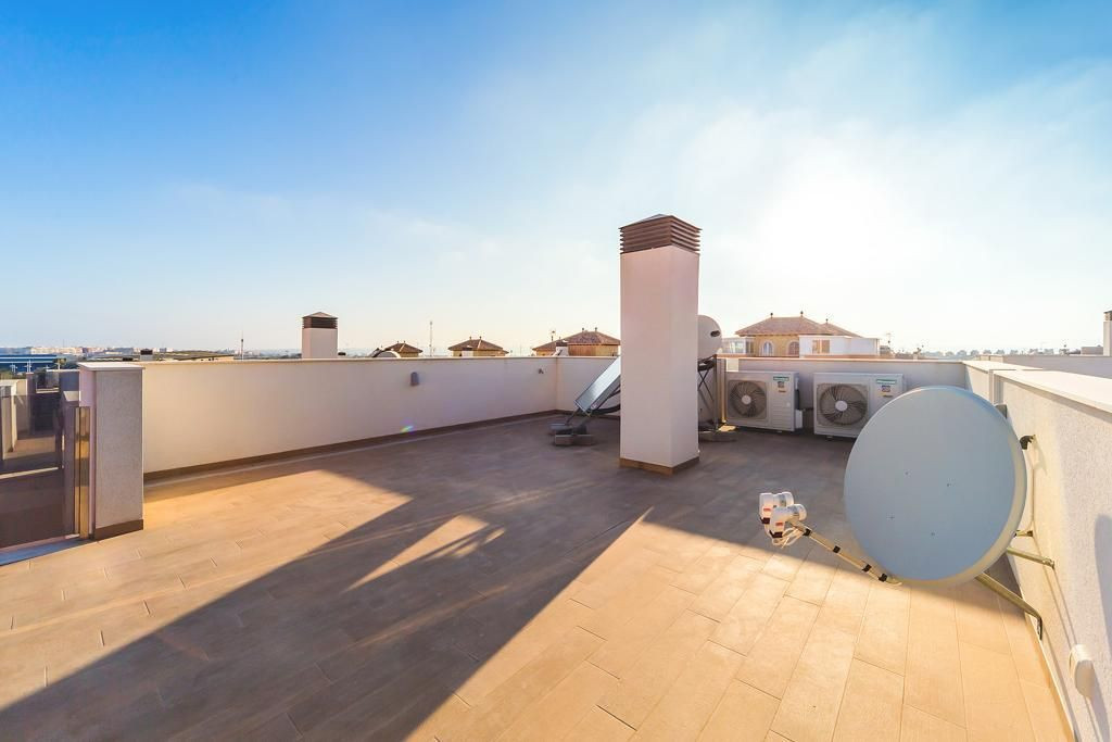 For sale - 5 Bedroom 3 Bathroom House - Detached Villa in Torrevieja - Torrevieja Centro  - Alicante