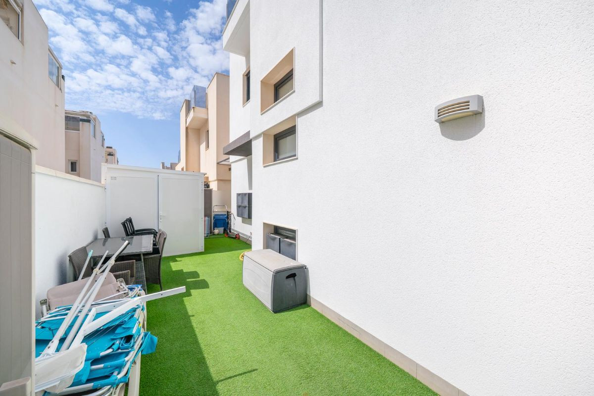 For sale - 5 Bedroom 3 Bathroom House - Detached Villa in Torrevieja - Torrevieja Centro  - Alicante