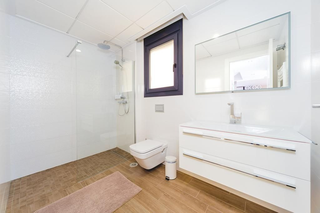 For sale - 5 Bedroom 3 Bathroom House - Detached Villa in Torrevieja - Torrevieja Centro  - Alicante