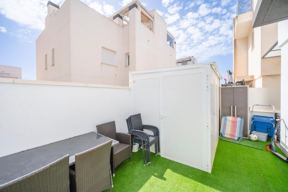 For sale - 5 Bedroom 3 Bathroom House - Detached Villa in Torrevieja - Torrevieja Centro  - Alicante