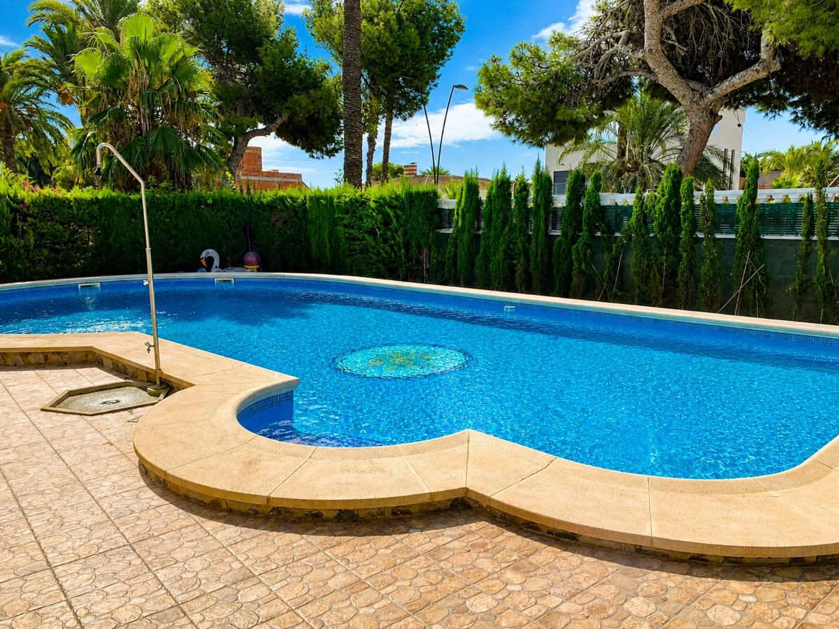 For sale - 4 Bedroom 3 Bathroom House - Detached Villa in Orihuela - Orihuela Centro  - Alicante