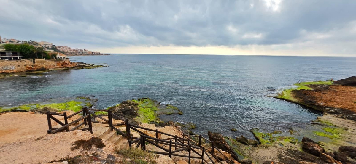 For sale - 5 Bedroom 3 Bathroom House - Detached Villa in Torrevieja - Torrevieja Centro  - Alicante