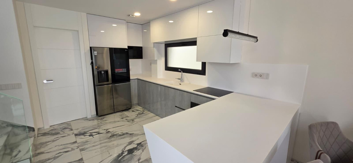 For sale - 5 Bedroom 3 Bathroom House - Detached Villa in Torrevieja - Torrevieja Centro  - Alicante