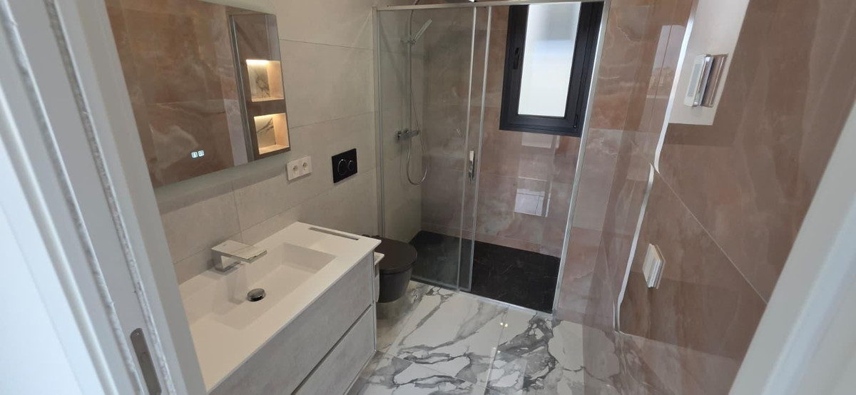 For sale - 5 Bedroom 3 Bathroom House - Detached Villa in Torrevieja - Torrevieja Centro  - Alicante