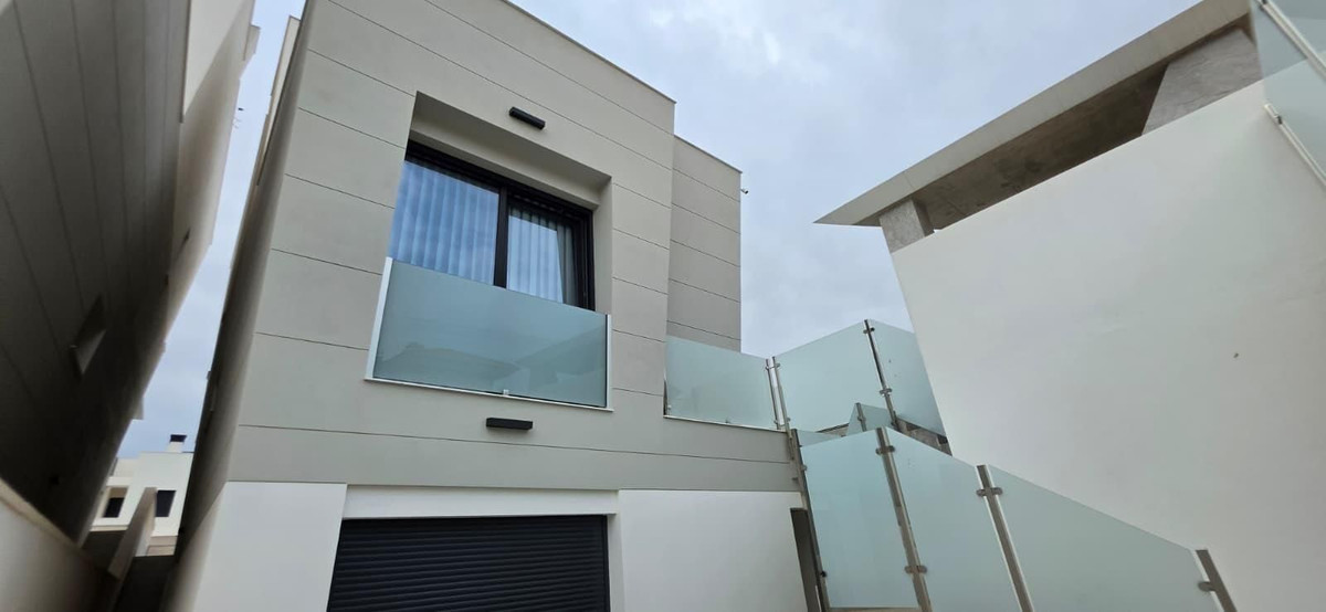For sale - 5 Bedroom 3 Bathroom House - Detached Villa in Torrevieja - Torrevieja Centro  - Alicante