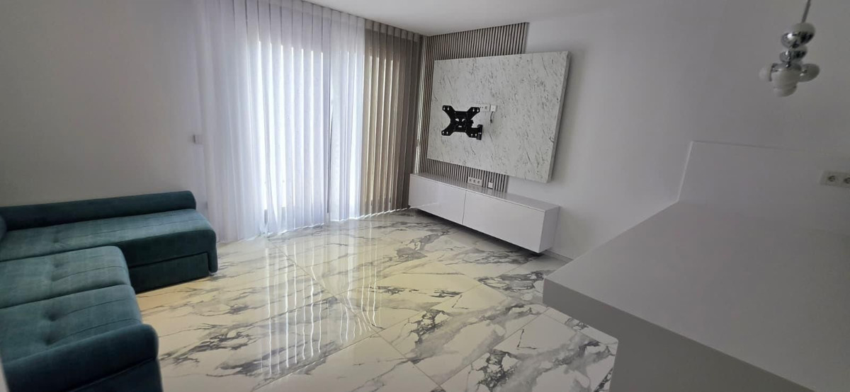 For sale - 5 Bedroom 3 Bathroom House - Detached Villa in Torrevieja - Torrevieja Centro  - Alicante