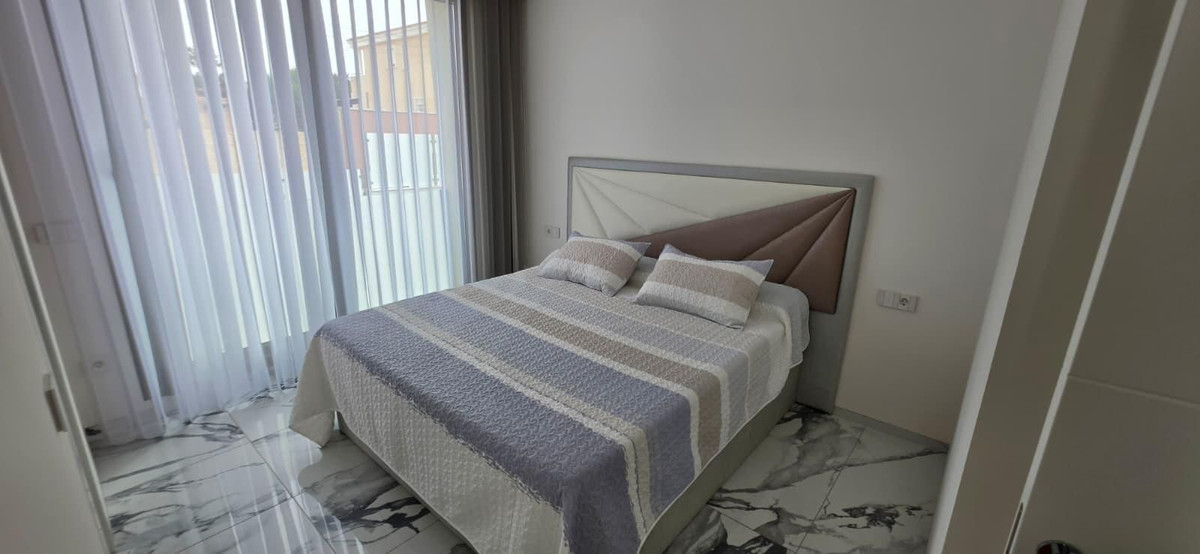 For sale - 5 Bedroom 3 Bathroom House - Detached Villa in Torrevieja - Torrevieja Centro  - Alicante