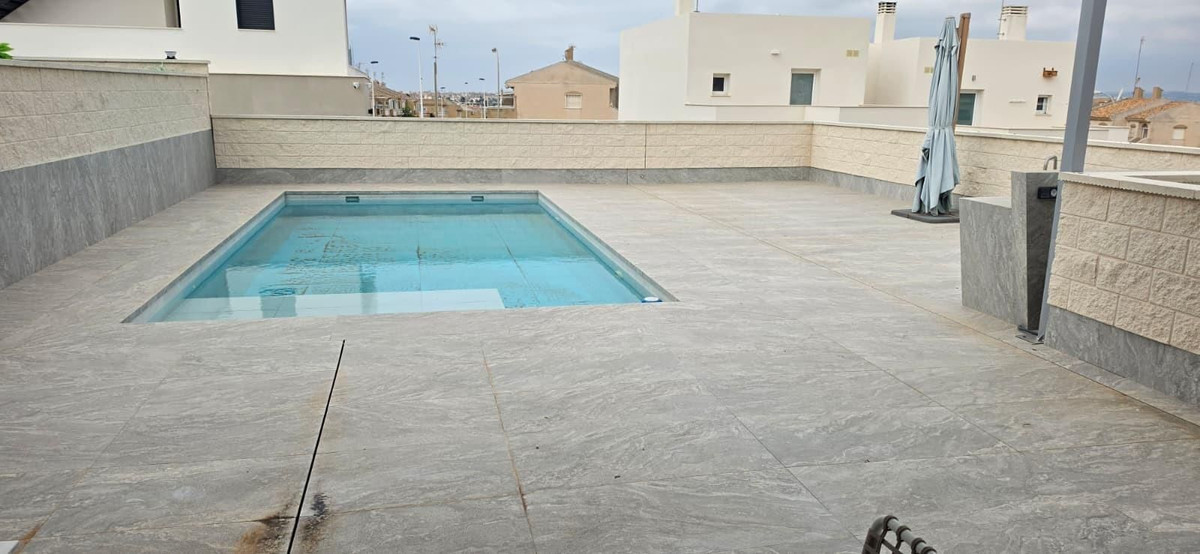 For sale - 5 Bedroom 3 Bathroom House - Detached Villa in Torrevieja - Torrevieja Centro  - Alicante