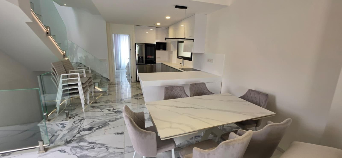 For sale - 5 Bedroom 3 Bathroom House - Detached Villa in Torrevieja - Torrevieja Centro  - Alicante