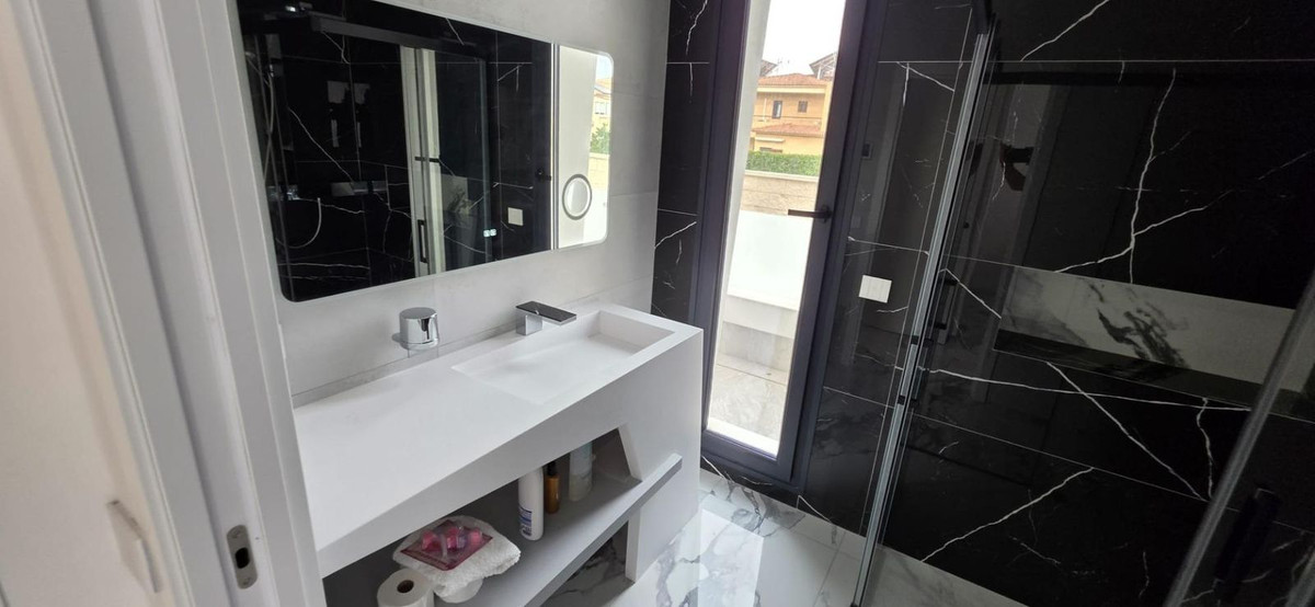 For sale - 5 Bedroom 3 Bathroom House - Detached Villa in Torrevieja - Torrevieja Centro  - Alicante